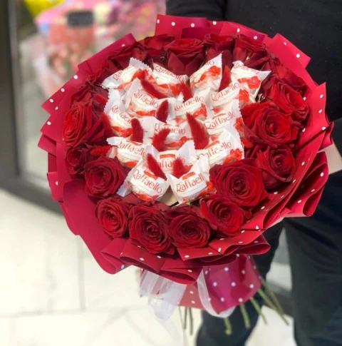 Букет из роз с конфетами и сухоцветами