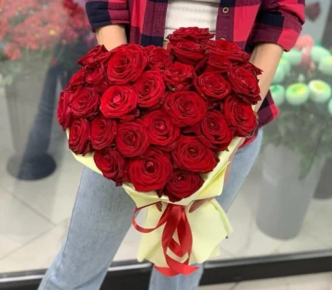 Красное сердце из роз
