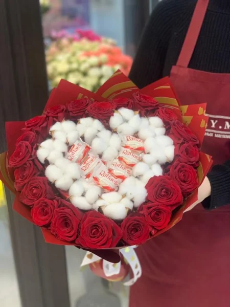 Букет из роз с конфетами