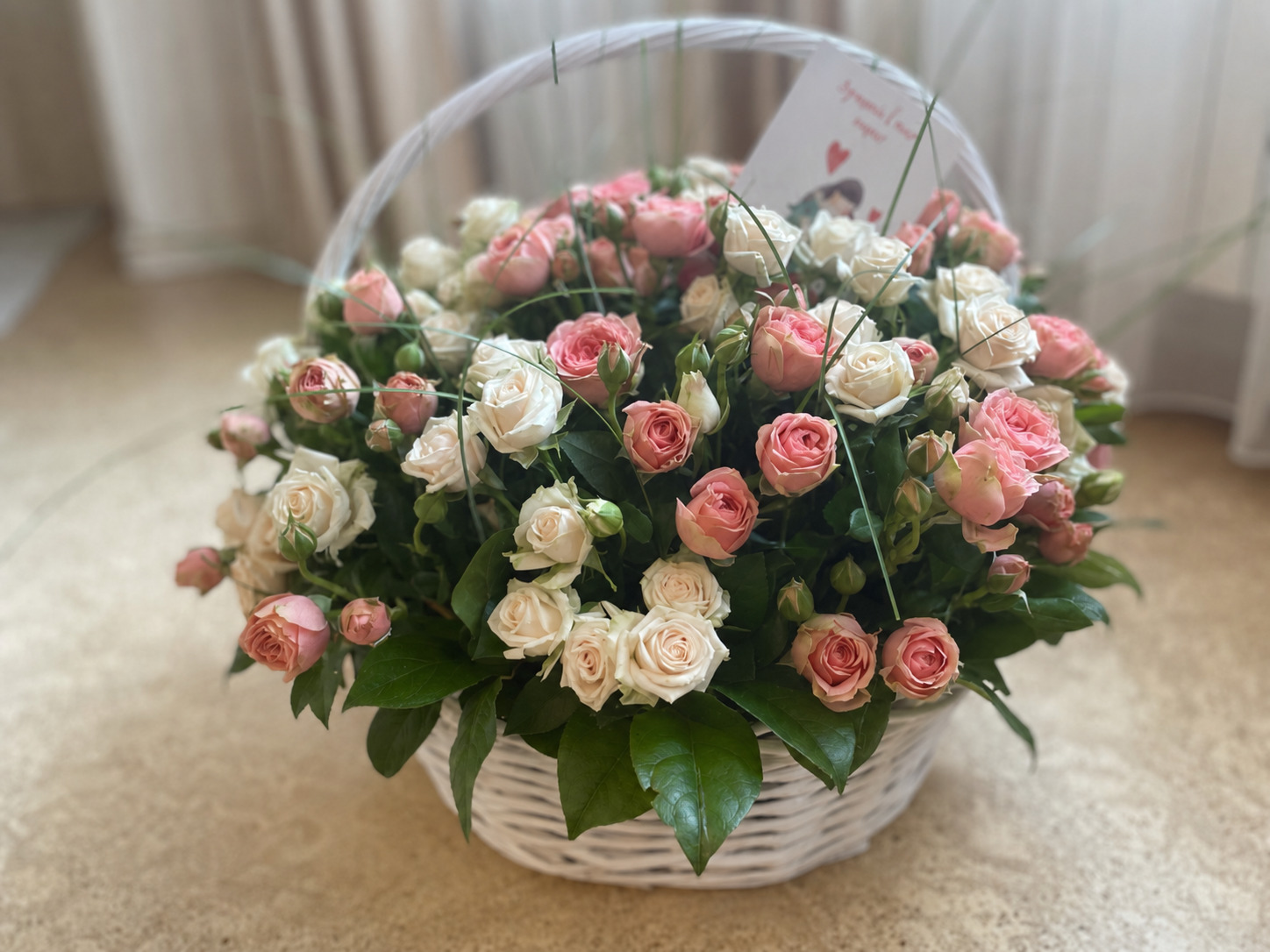 Корзина кустовых роз с зеленью